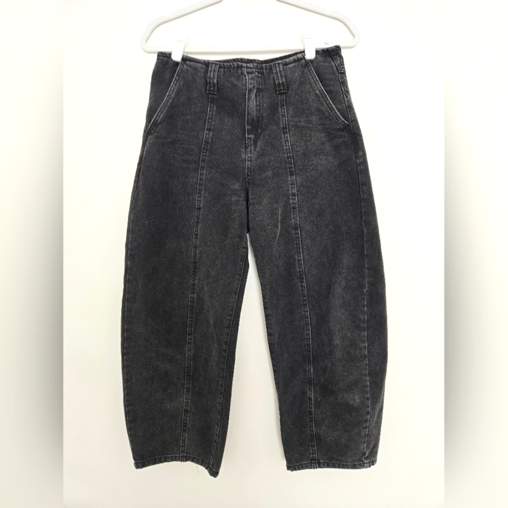 Black Ankle Cropped Jeans with Relaxed Fit